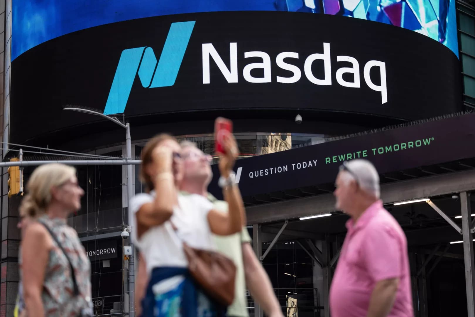 Nasdaq 100 chute de 4,8% alors que les traders abandonnent les actions technologiques