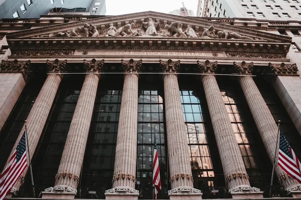 Nasdaq vs S&P 500 : quel indice choisir pour votre PEA en 2026 ?