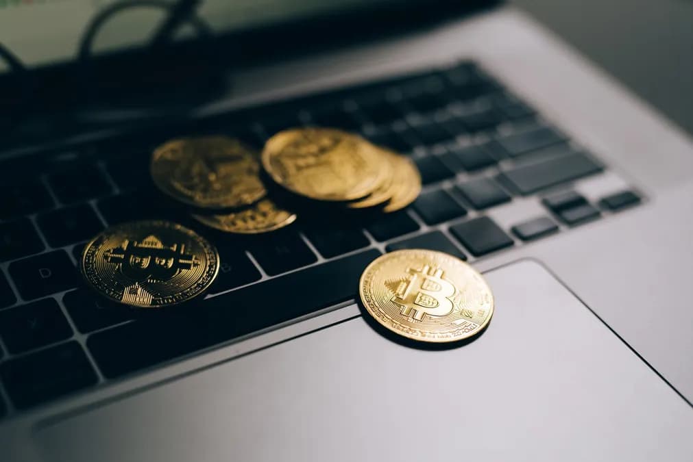 Cryptos et impôts : les erreurs à éviter absolument