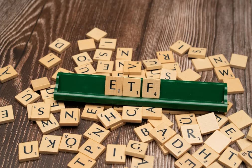 CW8 vs IWDA: Which MSCI World ETF to Choose in 2026?