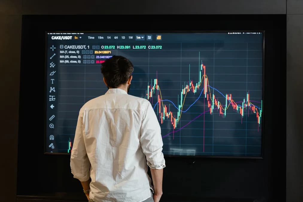 Trading intraday vs investissement long terme : lequel est fait pour vous ?