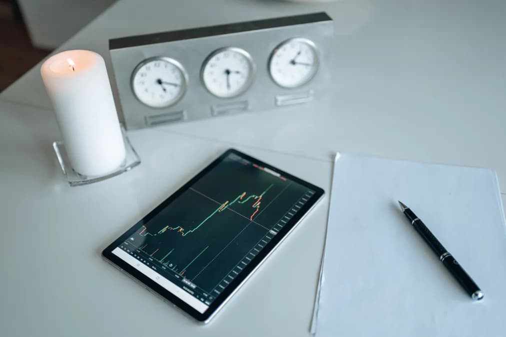 Les bougies japonaises en trading : 12 patterns essentiels