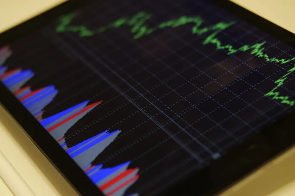 Standard Chartered : un ancien critique nommé directeur financier, quel impact pour les investisseurs ?