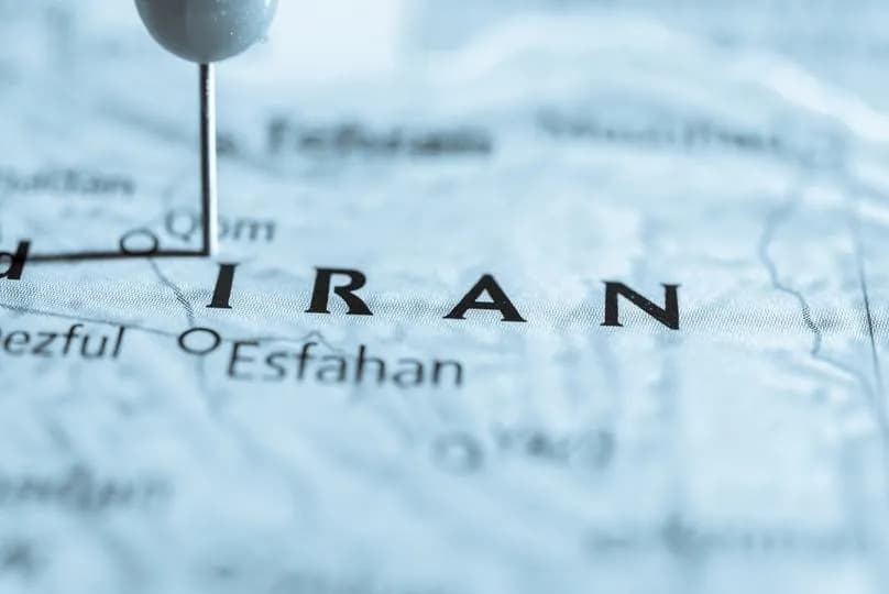 Bitcoin immobile à 63 800 USD alors que les marchés traditionnels s’effondrent après les frappes américaines sur l’Iran